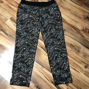 Light weight pants with front and back pockets floral pattern Loft size 2